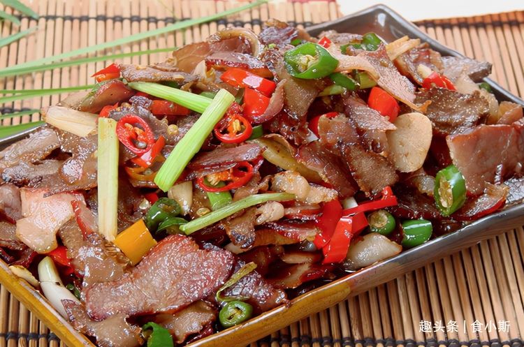 做腊肉时，风干和晒干都不对，记住这4步，不霉不臭，放一年不坏