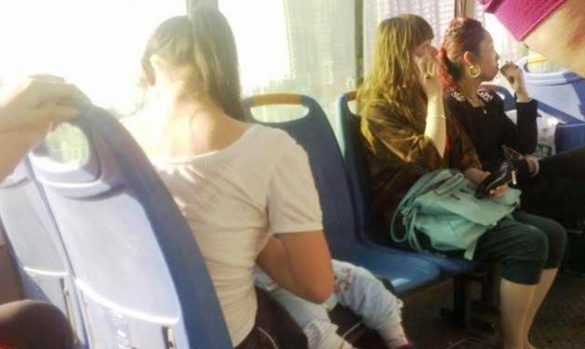 反怼|宝妈公交车上掀衣服哺乳,被大爷大骂没素质,宝妈反怼引路人赞同