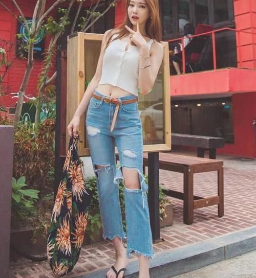 街拍|小姐姐爱穿牛仔裤，勾勒纤细修长身材，展现优美的曲线姿态
