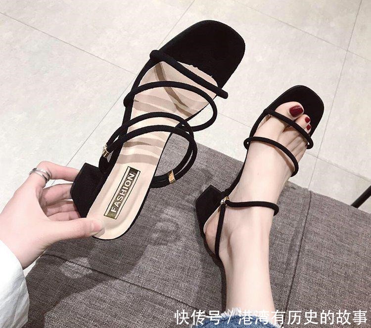 自在感|夏日出街怎么搭备上时尚的舒适凉鞋，踩出轻便自在感！
