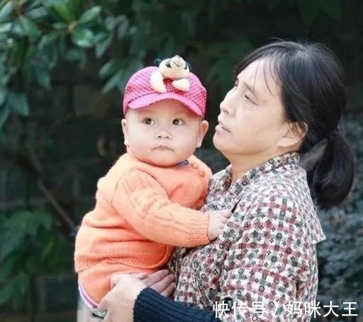 奶奶|从小跟着奶奶睡，和跟着姥姥睡，孩子长大有啥差别？两个方面明显