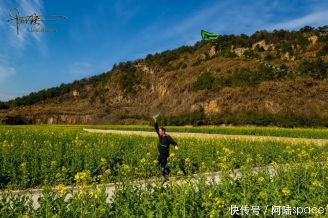 这个废弃的矿坑，周围种满油菜花，摇身一变成为杭州踏青的好去处