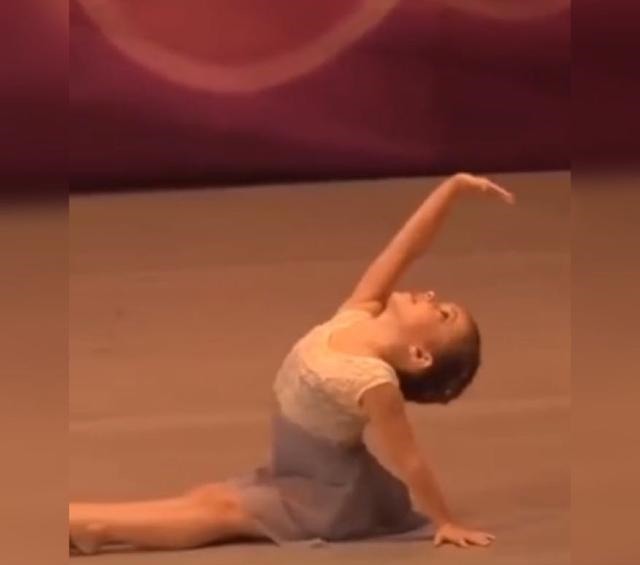 孩子|4岁小姑娘“跳芭蕾”火了,宛若一个小精灵,网友真的想偷过来