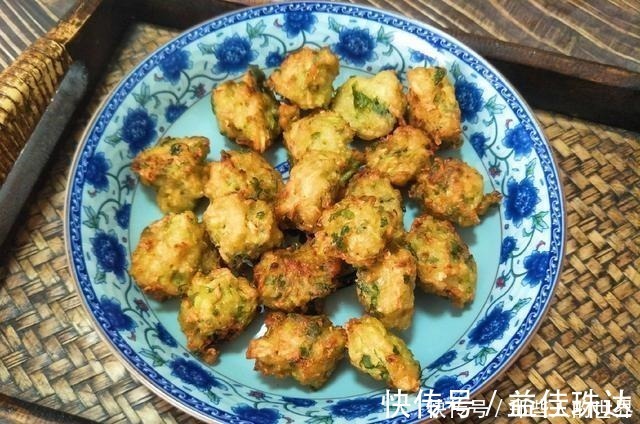 炸萝卜丸子时，牢记3个小技巧，炸出的丸子鲜香酥脆，凉了也不硬