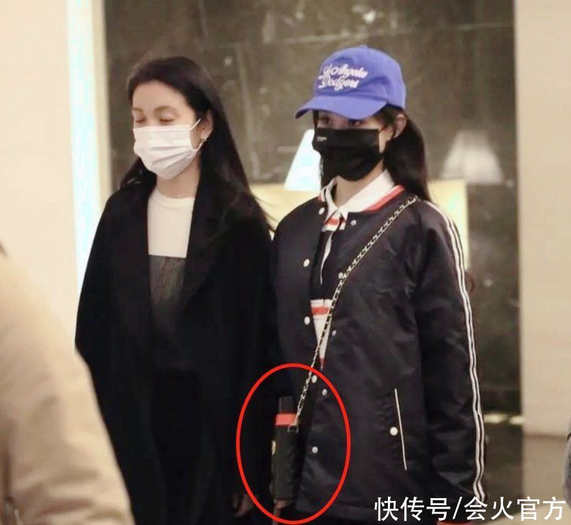 偷拍|赵丽颖在机场被偷拍,身上背着铁水壶获多人护送,一双漫画腿吸睛