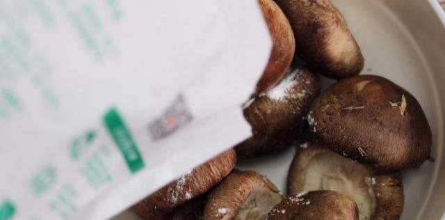 清水洗香菇,和没洗一样,教您一招,脏东西和小虫子自动溜走