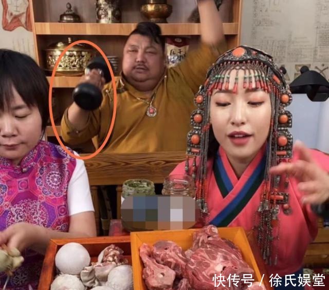 次惑小仙女 恩克不想步泡泡龙后尘,举哑铃锻炼身体,无奈还是累倒在直播间