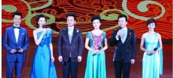 零点报时出误差,任鲁豫5次拿起话筒拯救大局,从配角到C位,他值得!