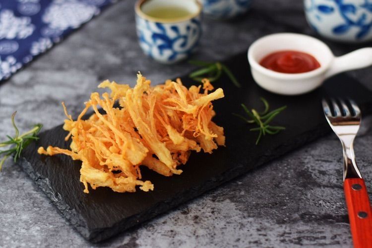 无敌酥脆的干炸金针菇，咸香有味好看好吃，上桌就被抢光