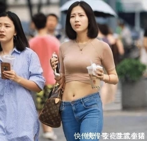 牛仔裤 运动背心搭配牛仔裤,简约时尚,还成为街上动人的风景线