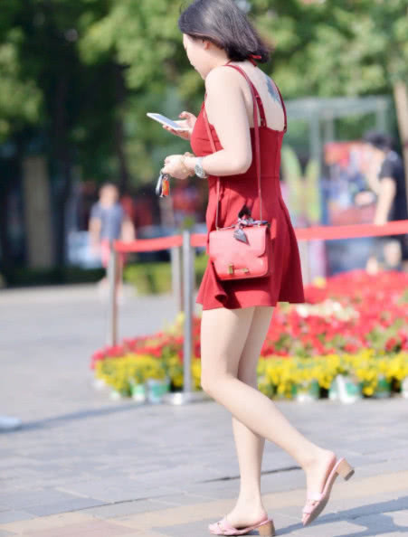 连衣裙|街拍穿红色连衣裙的小姐姐,气场全开自信满满