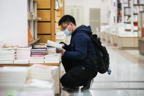 中年|这个春节假期，有些青年在上海书城席地而坐，在书香中度过……