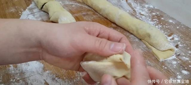 面包|1斤红豆,3勺面粉,擀一擀烙一烙,做出创意烧饼,比面包香甜好吃!