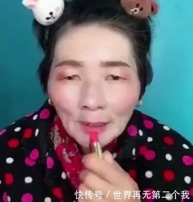 大妈|大妈直播化妆，轻松收获热度几十万，化妆术真强大