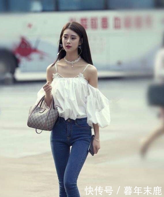 性感|时尚街拍:白色露肩吊带搭配紧身牛仔短裤,尽显性感迷人长腿!