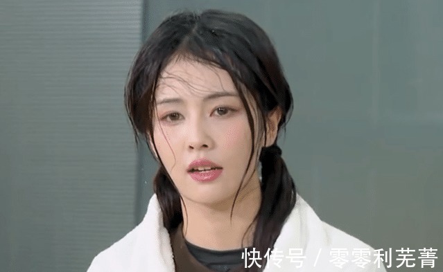 白鹿录跑男被弹下水，“防水妆”太能打，baby拉她上岸超暖心