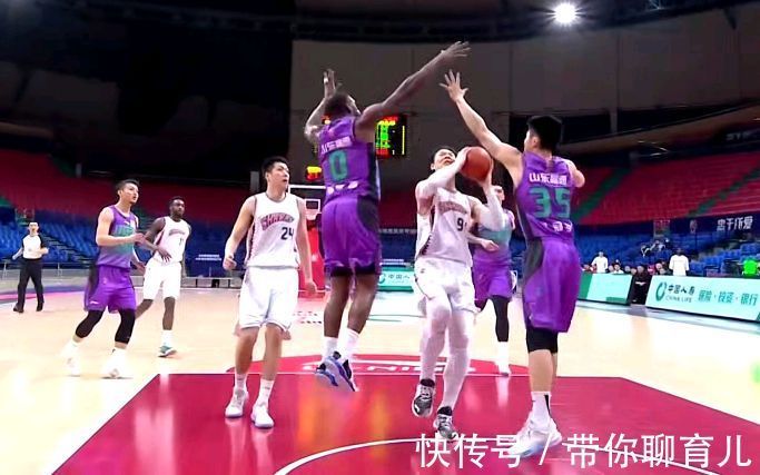 崩盘|开局33-0!山东首节崩盘太意外 王哲林13+6超强硬 李春江棋高一招