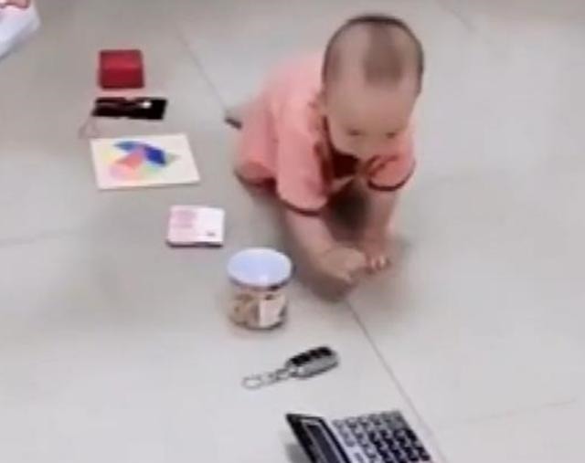 小王|全家围观孩子“抓周”,宝宝径直爬向这玩意,奶奶低呼这下完了