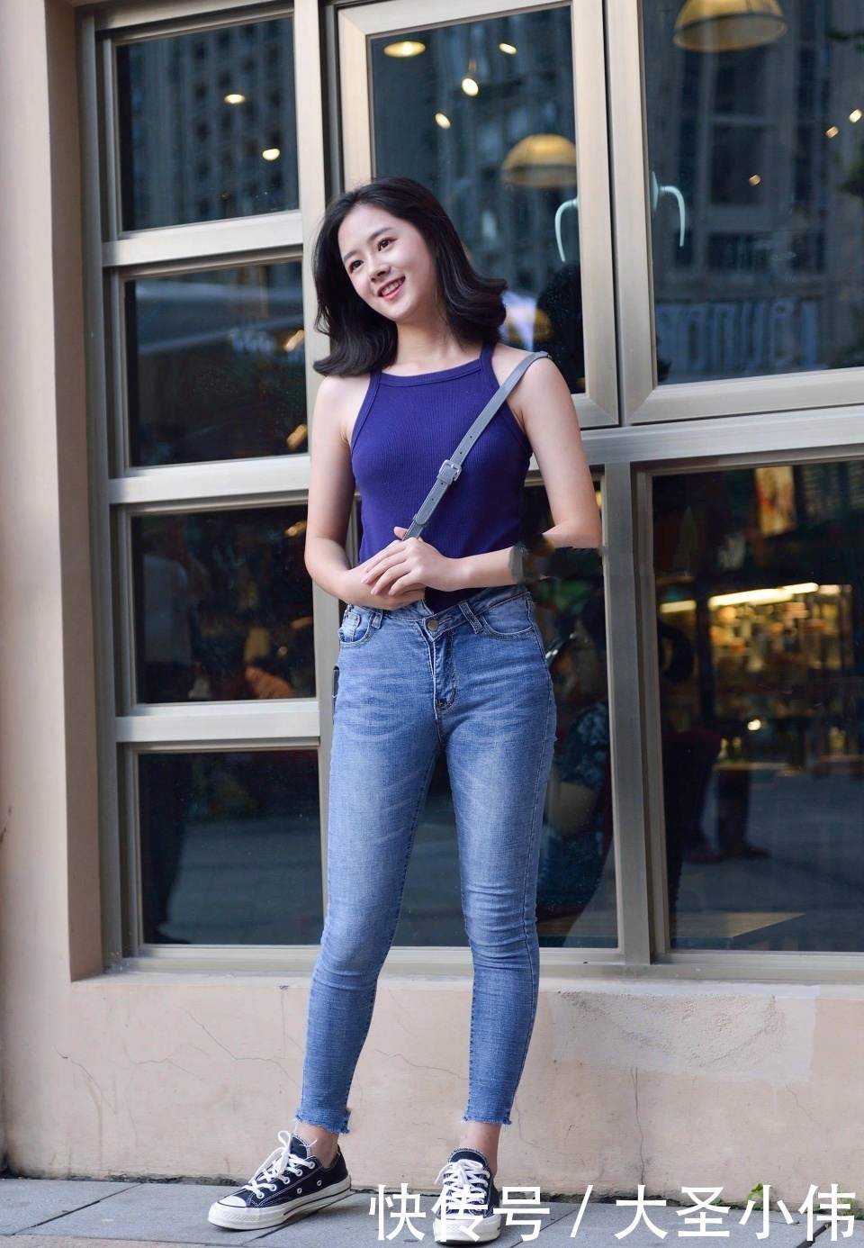 差别|美女街拍:快乐到起飞的小姐姐,一个人逛街腿都酸了,好想过去帮她揉一揉