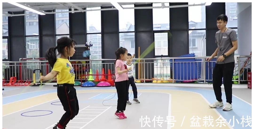 协调性|幼儿园老师,为什么都开始让孩子学跳绳?这个原因你想不到