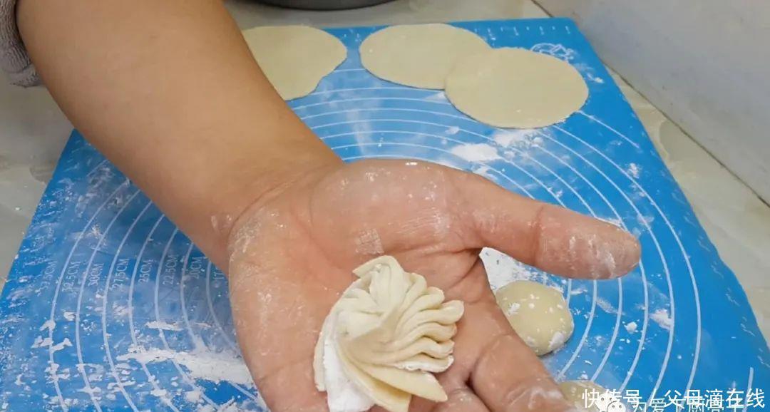 油炸小|面粉这么做才简单,锅里炸一下,既是油条又是面包,真的太香了