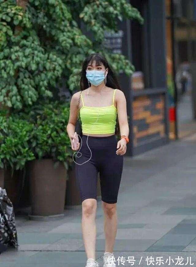身形 潮流修身的瑜伽裤展现出完美的身形，搭配出曼妙身姿，更加惬意