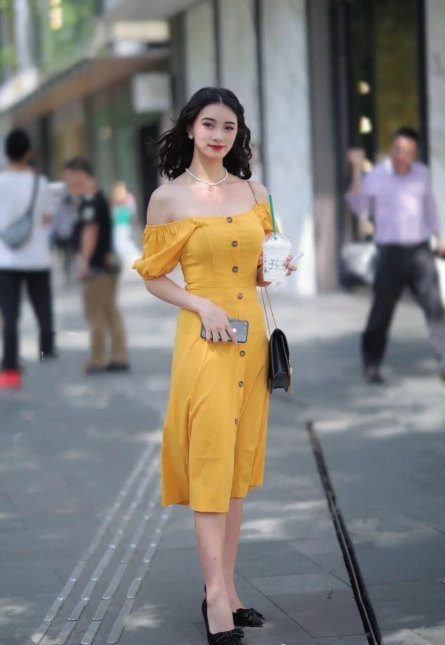 别再穿“阔腿裤+T恤”了,今夏流行“杏裙”,时髦又显白