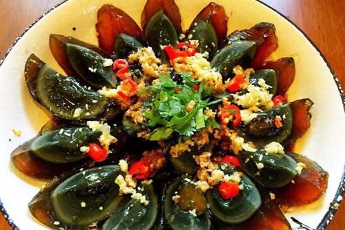 完整|凉拌松花蛋,很多人第一步就做错了,教你一招,松花蛋完整不沾刀