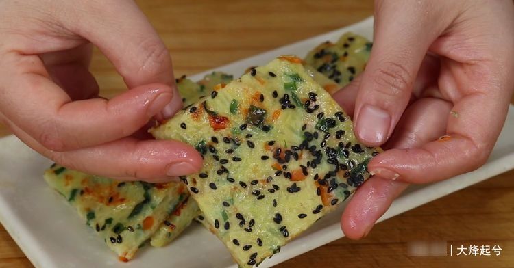 2个土豆，2个鸡蛋，手不沾面，10分钟做营养又美味的早餐