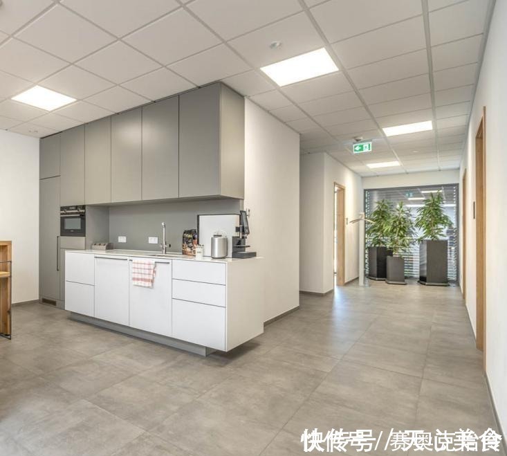 沥水架|太会装了!水槽台安装推拉洞洞板,不费1㎡多个操作台和沥水架!