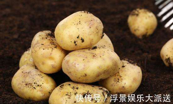 今天才知道,保存土豆真简单,只放一点它,放一年都不怕发芽