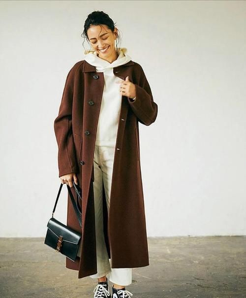女人到了中年，这才是你该有的穿搭：大衣+烟管裤，时髦又减龄！