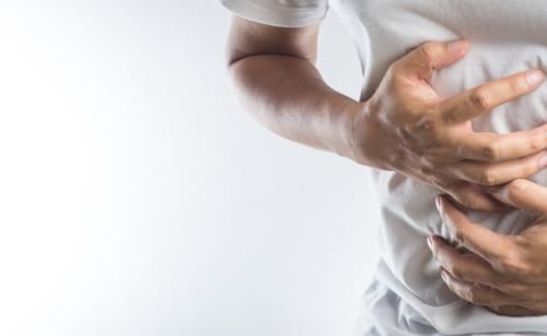 肠癌|55岁大爷便秘3年，查出大肠癌，医生：身体出现3异常，不要忽略