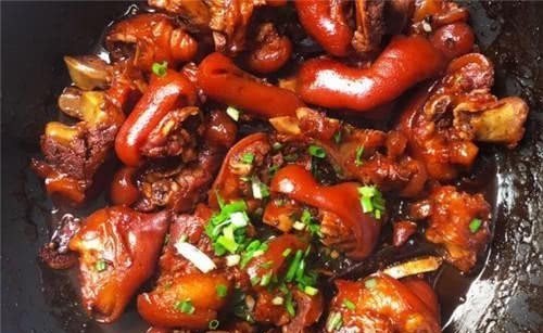 朱元璋|朱元璋指着猪蹄问沈万三：这道菜叫啥？沈万三妙答3字，才没被斩