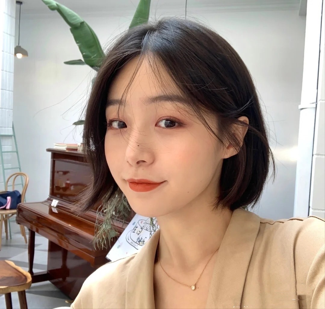 唇部 女生秋天涂口红时,要记住这3个习惯,好看显白又气质