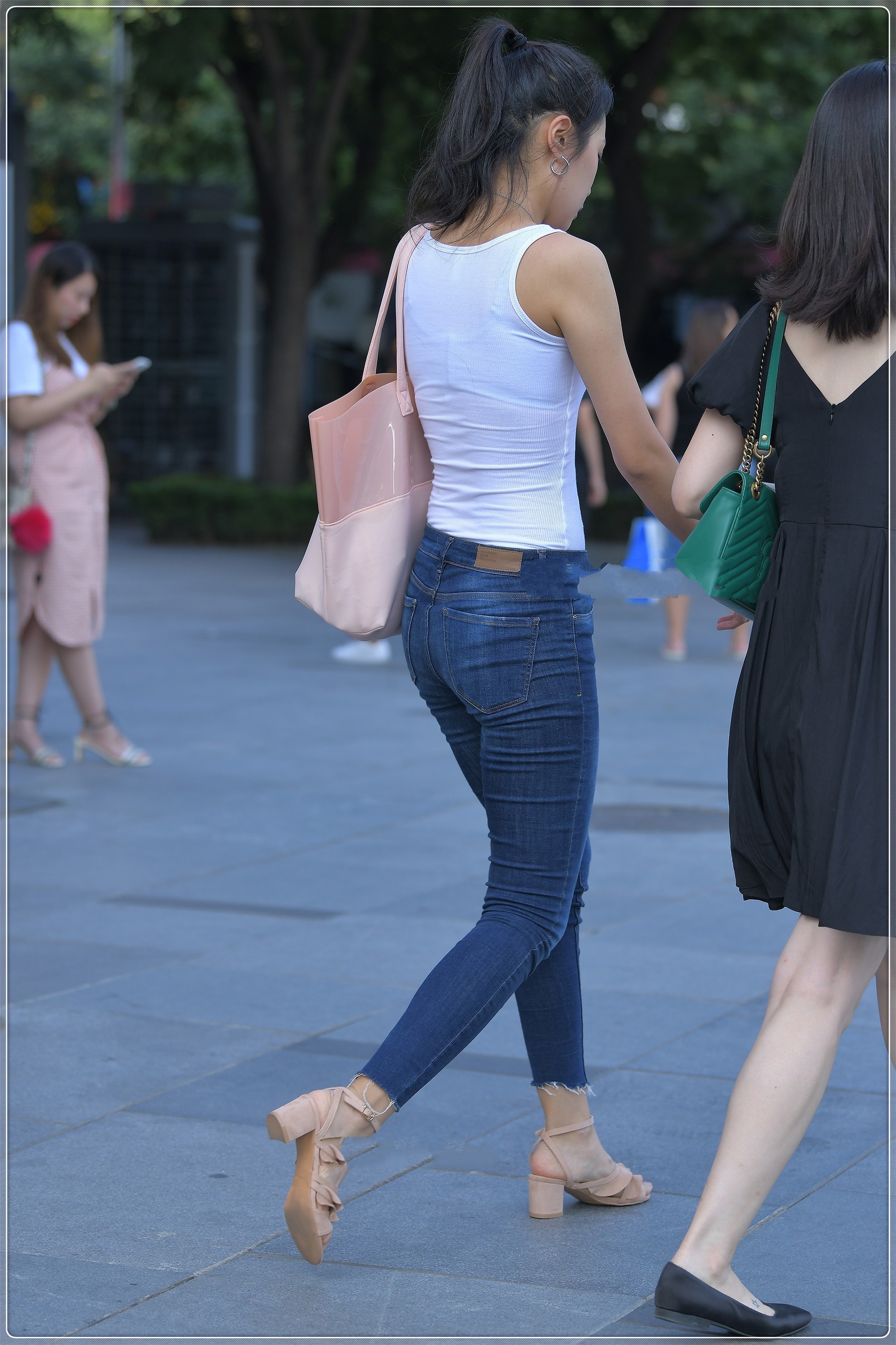 白色吊带搭配牛仔裤,简单时尚,青春减龄