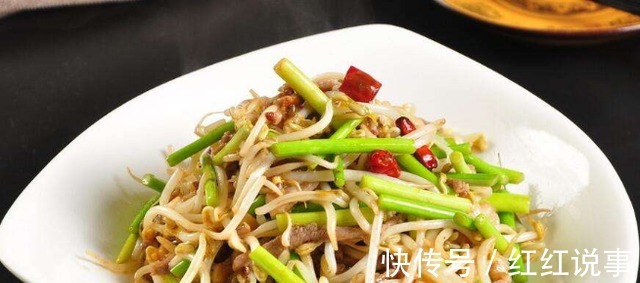 炒豆芽,焯水还是直接炒第1步就错,难怪豆芽不脆爽出水严重!