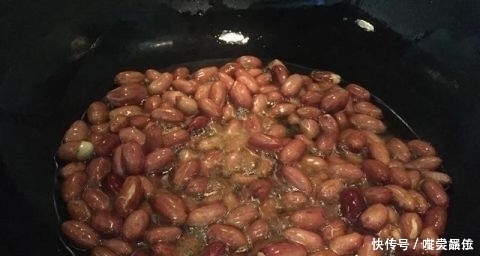 炒花生米时,万万不要直接下油锅炒,多加这1步,每一粒都嘎嘣脆