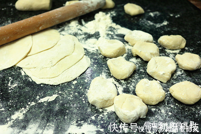 面食|第一次用此食材调饺子馅，连生姜都免了，鲜香多汁，好吃到爆