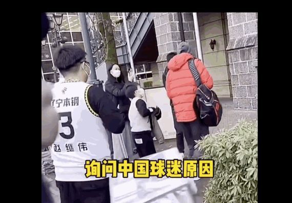 郭艾伦|两战征服日本球迷!郭艾伦被追着要签名一幕曝光:因规定婉拒