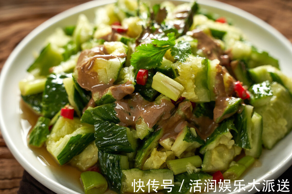好吃|凉拌黄瓜,直接用盐腌就错了,多做1步,黄瓜更清脆,好吃又入味
