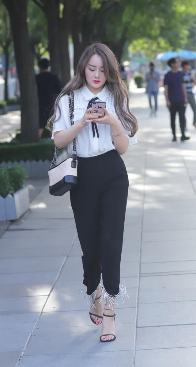 青春风的装扮靓丽时髦，美观舒适优雅，也显街头的气质感