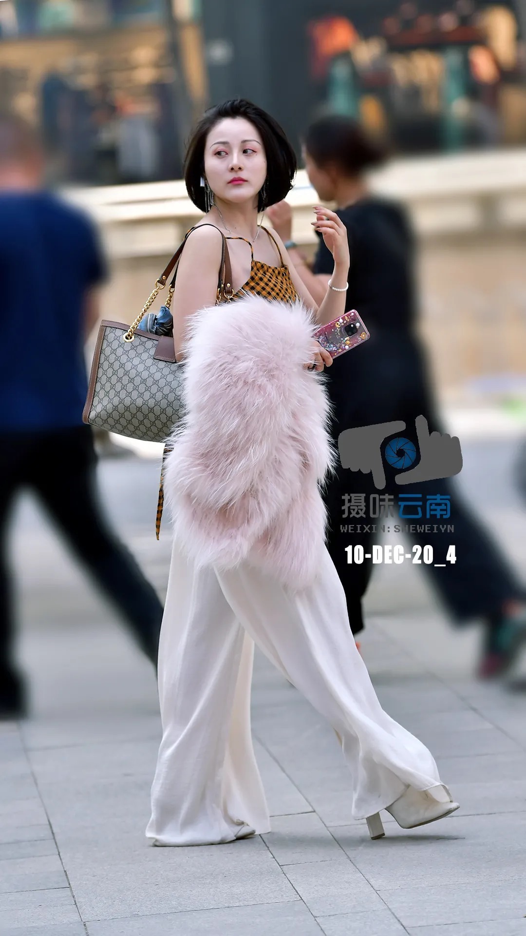 心计|街拍:美人心计之露背装,与阔腿裤阔步前行