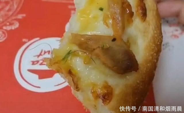 上海女子披萨内吃出黑硬卷曲、疑似隐私部位毛发,瞬间恶心的想吐