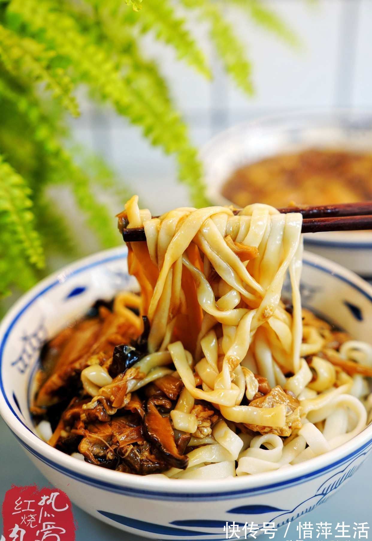 面条|我们这过生日必吃这碗打卤面,卤子香喷喷,面条爽滑又筋道太香了
