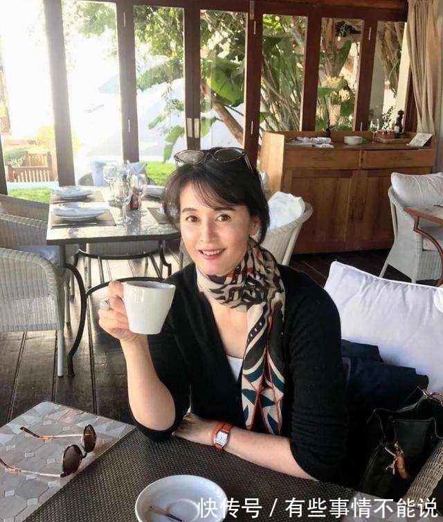 颜色 上了年纪的女人,要懂得丝巾的“三要三不要”,会美得更优雅得体!