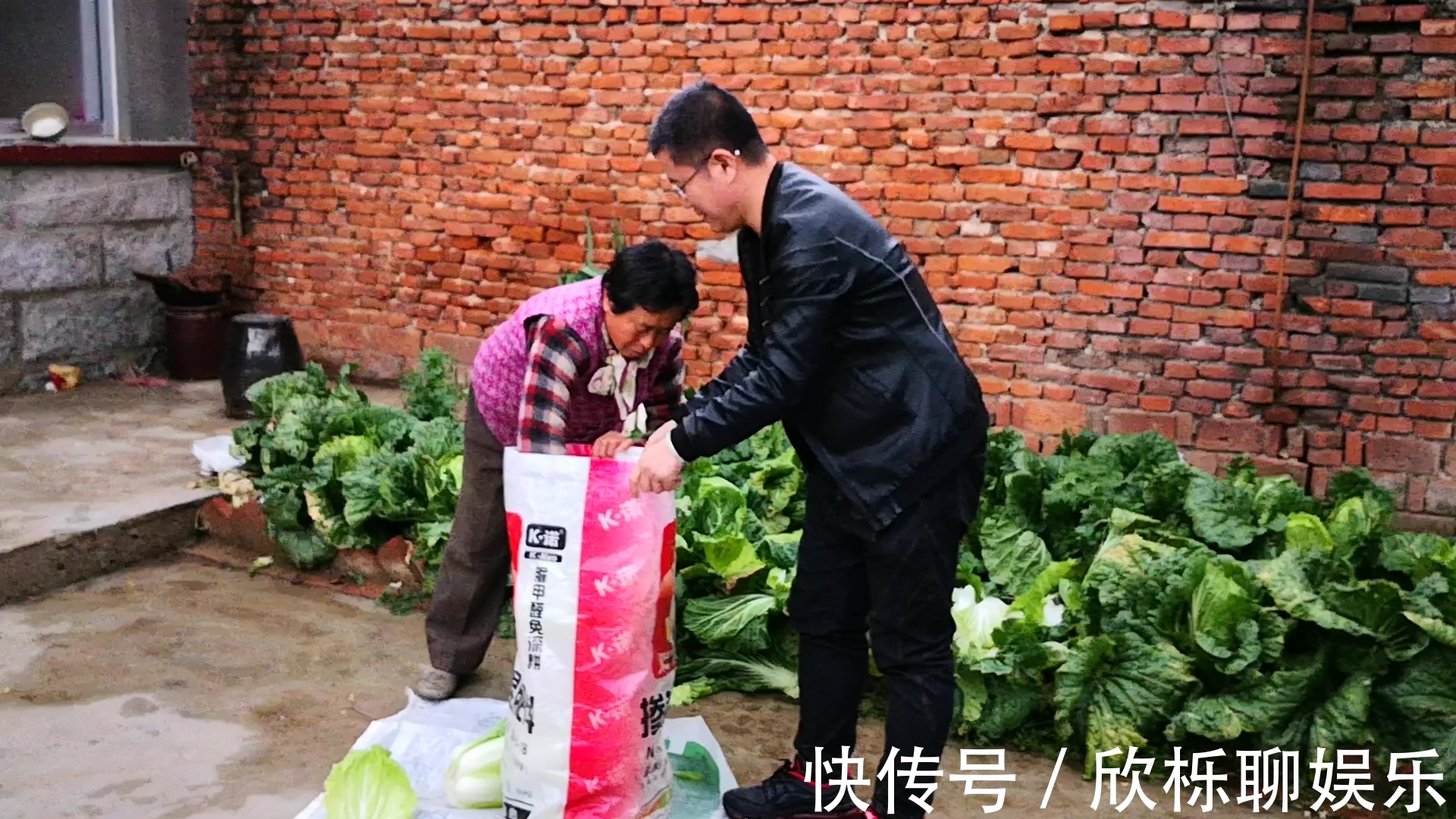 晓峰|腌酸菜时，最忌直加盐腌，多加1步，酸香味浓郁，放1年都不坏！
