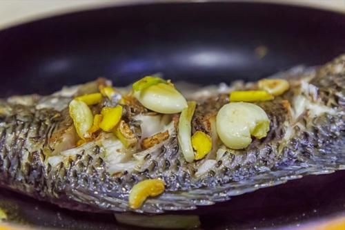 煎鱼，原来不能直接下锅，牢记2个窍门，不破皮不粘锅，也不溅油