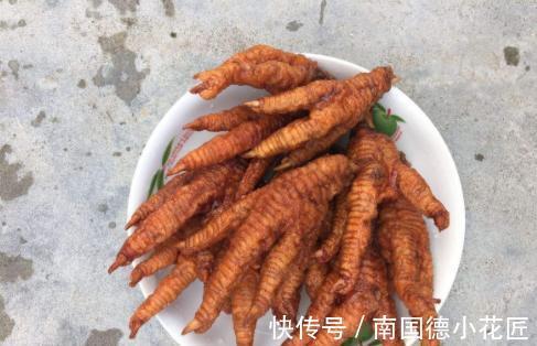 做虎皮鸡爪时,怎么出虎皮?学会这“1招”,鸡爪香软入味更好吃