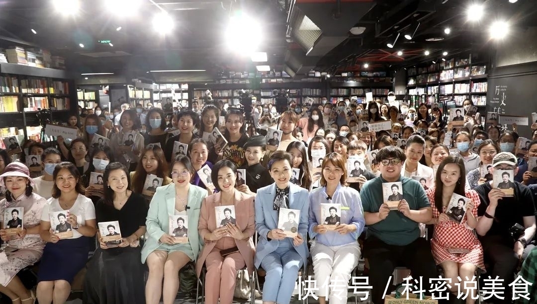 提案|杨澜新作《大女生》首发签售,给所有女性的成长提案